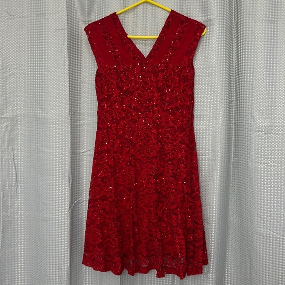 Gorgeous sequined red dress size 8P. - Picture 6 of 14